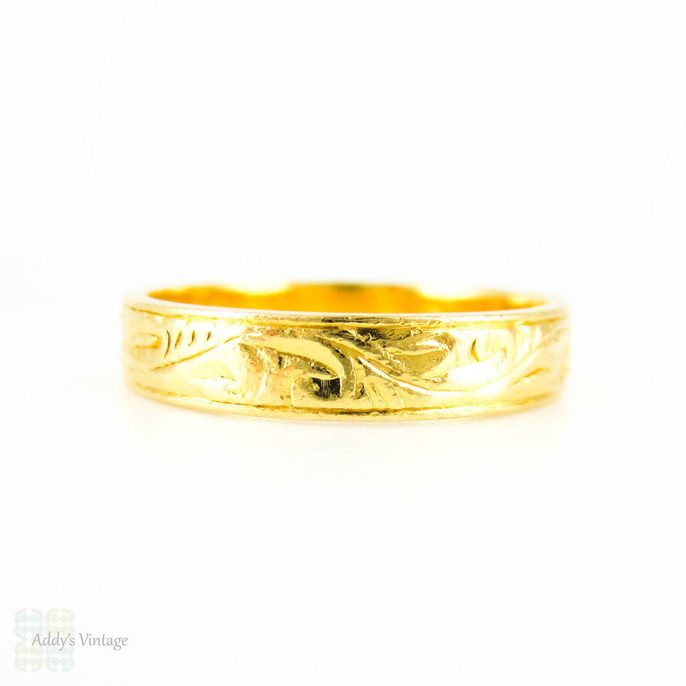 BALANCE Vintage 22k Gold Wedding Band, Ladies or Gentlemen's Engraved Wedding Ring. Circa 1970s, Size Q / 8.25.