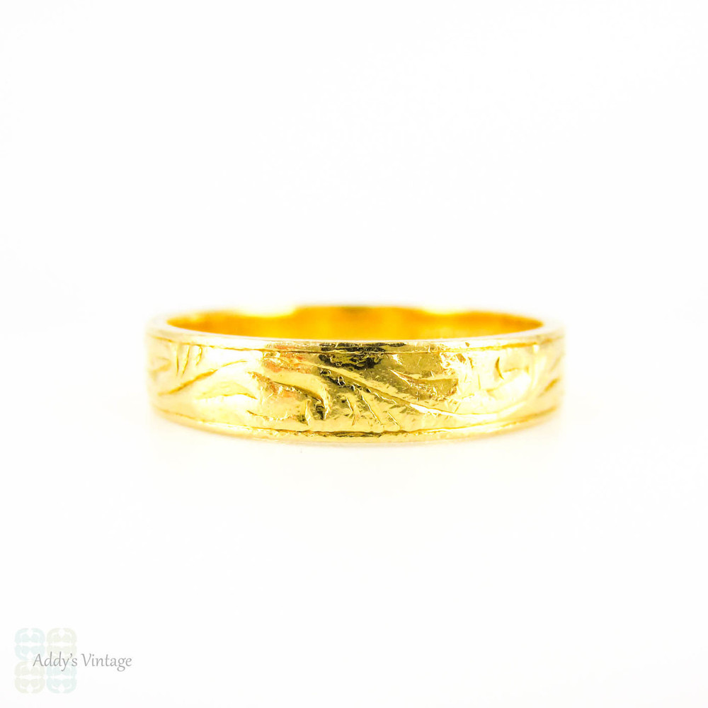 BALANCE Vintage 22k Gold Wedding Band, Ladies or Gentlemen's Engraved Wedding Ring. Circa 1970s, Size Q / 8.25.