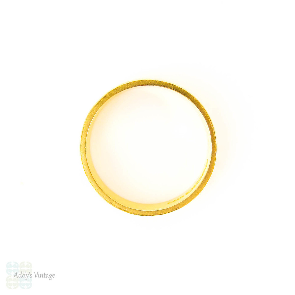 BALANCE Vintage 22k Gold Wedding Band, Ladies or Gentlemen's Engraved Wedding Ring. Circa 1970s, Size Q / 8.25.