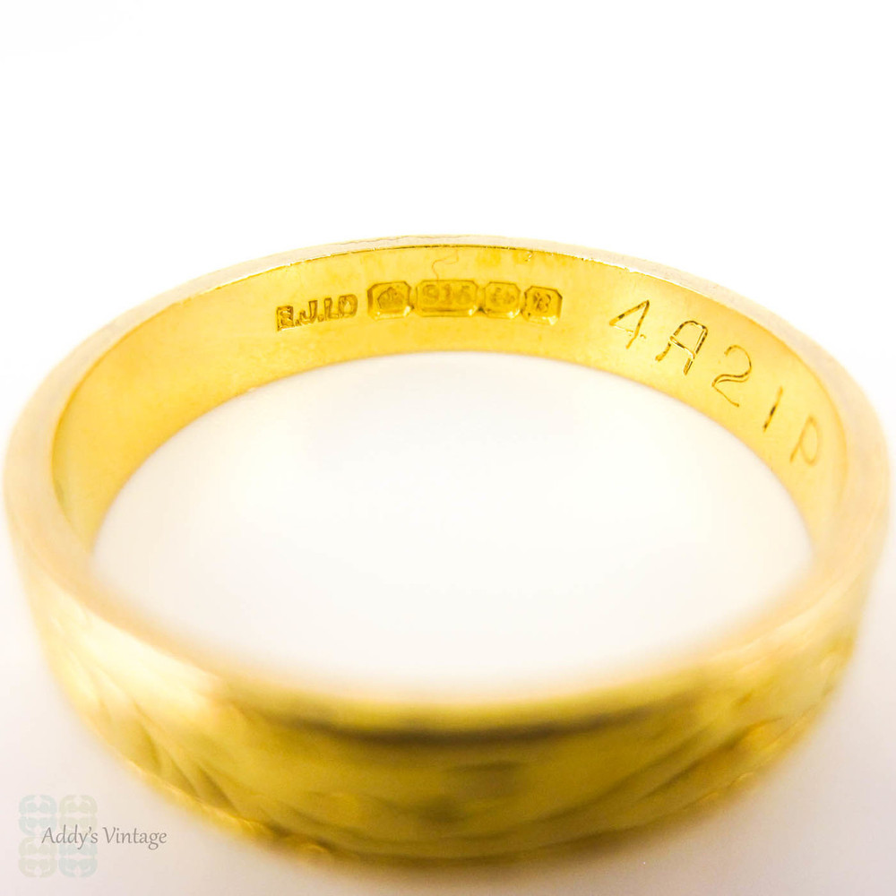 BALANCE Vintage 22k Gold Wedding Band, Ladies or Gentlemen's Engraved Wedding Ring. Circa 1970s, Size Q / 8.25.