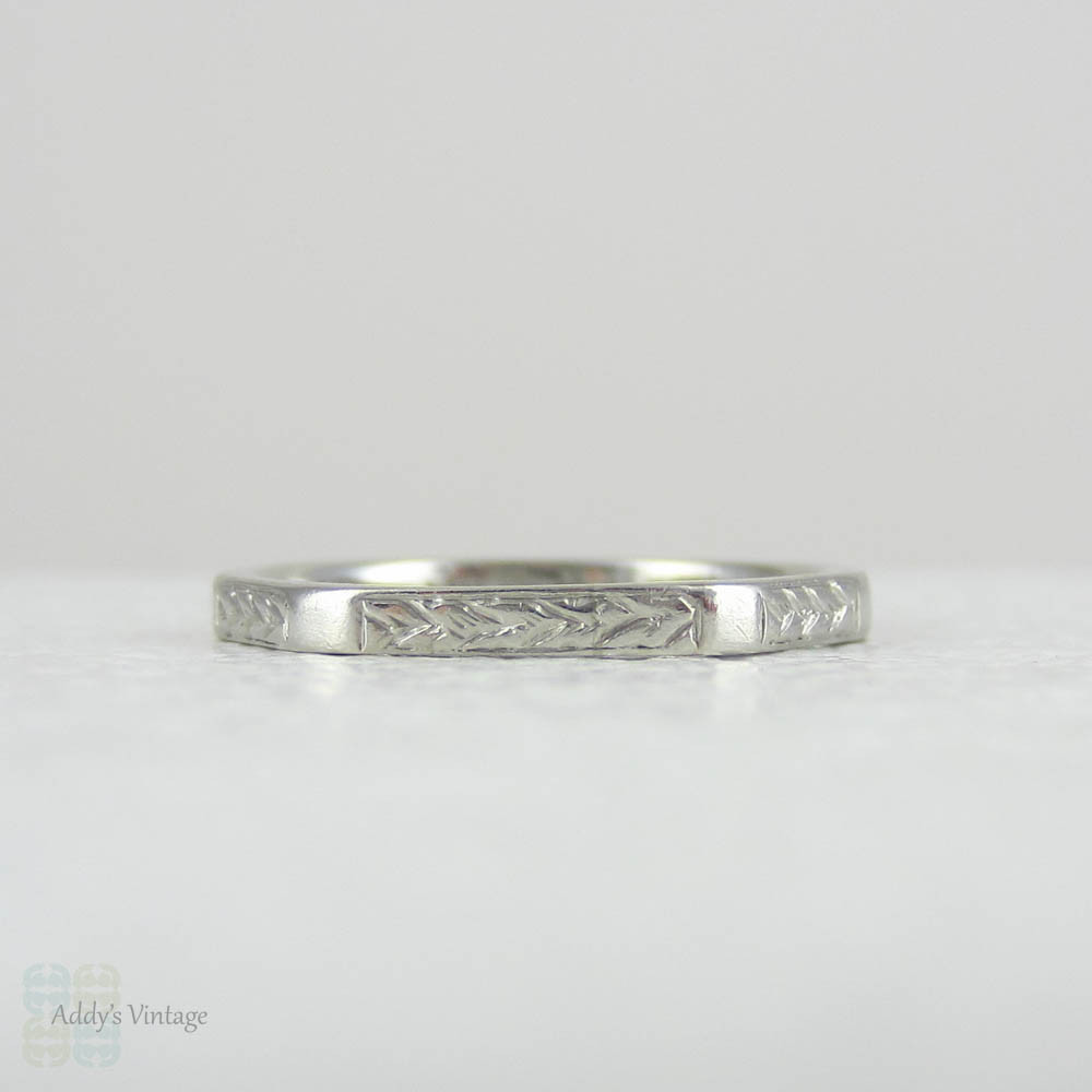 Vintage Platinum Engraved Wedding Ring. Narrow Art Deco Etched Faceted Wedding Band in Wheat Pattern, Circa 1940s.
