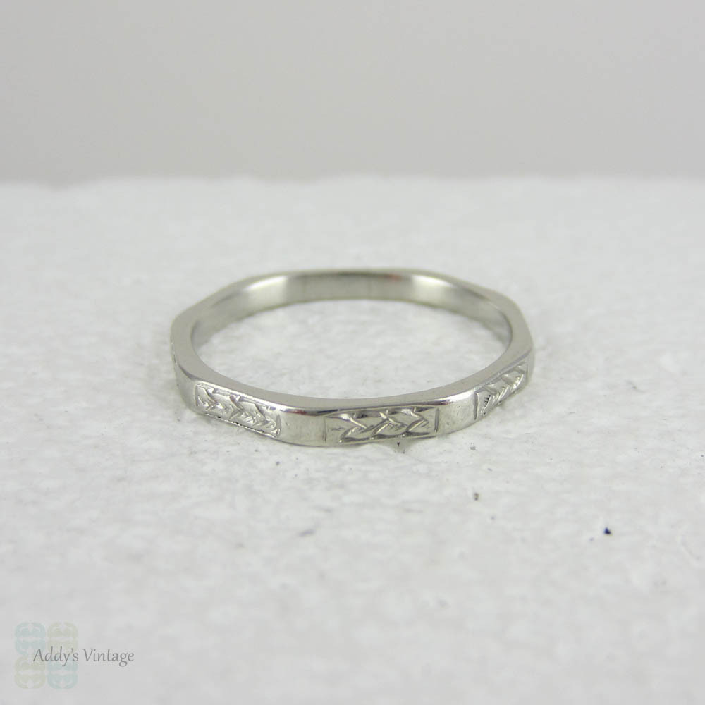 Vintage Platinum Engraved Wedding Ring. Narrow Art Deco Etched Faceted Wedding Band in Wheat Pattern, Circa 1940s.