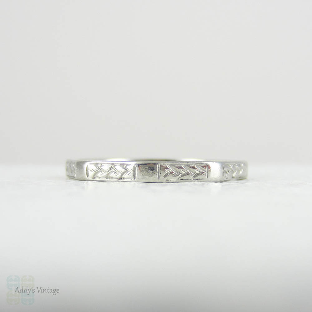 Vintage Platinum Engraved Wedding Ring. Narrow Art Deco Etched Faceted Wedding Band in Wheat Pattern, Circa 1940s.