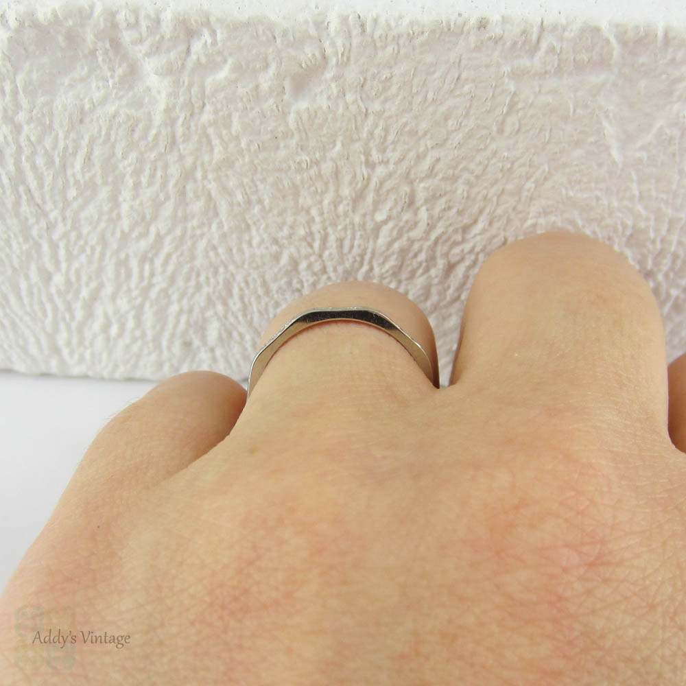 Vintage Platinum Engraved Wedding Ring. Narrow Art Deco Etched Faceted Wedding Band in Wheat Pattern, Circa 1940s.
