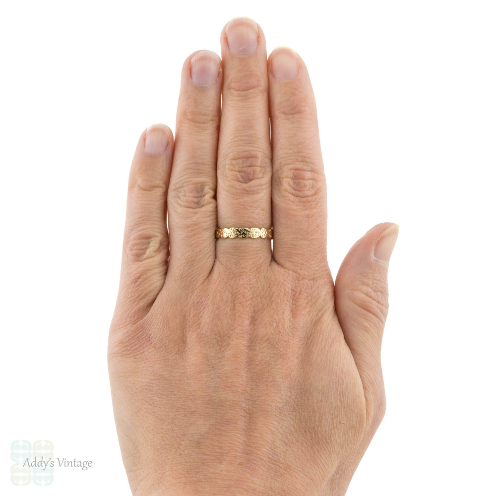 Heart Engraved 18ct Wedding Band, Vintage 1950s Scalloped Edge 18k Ring Size Q / 8.25.