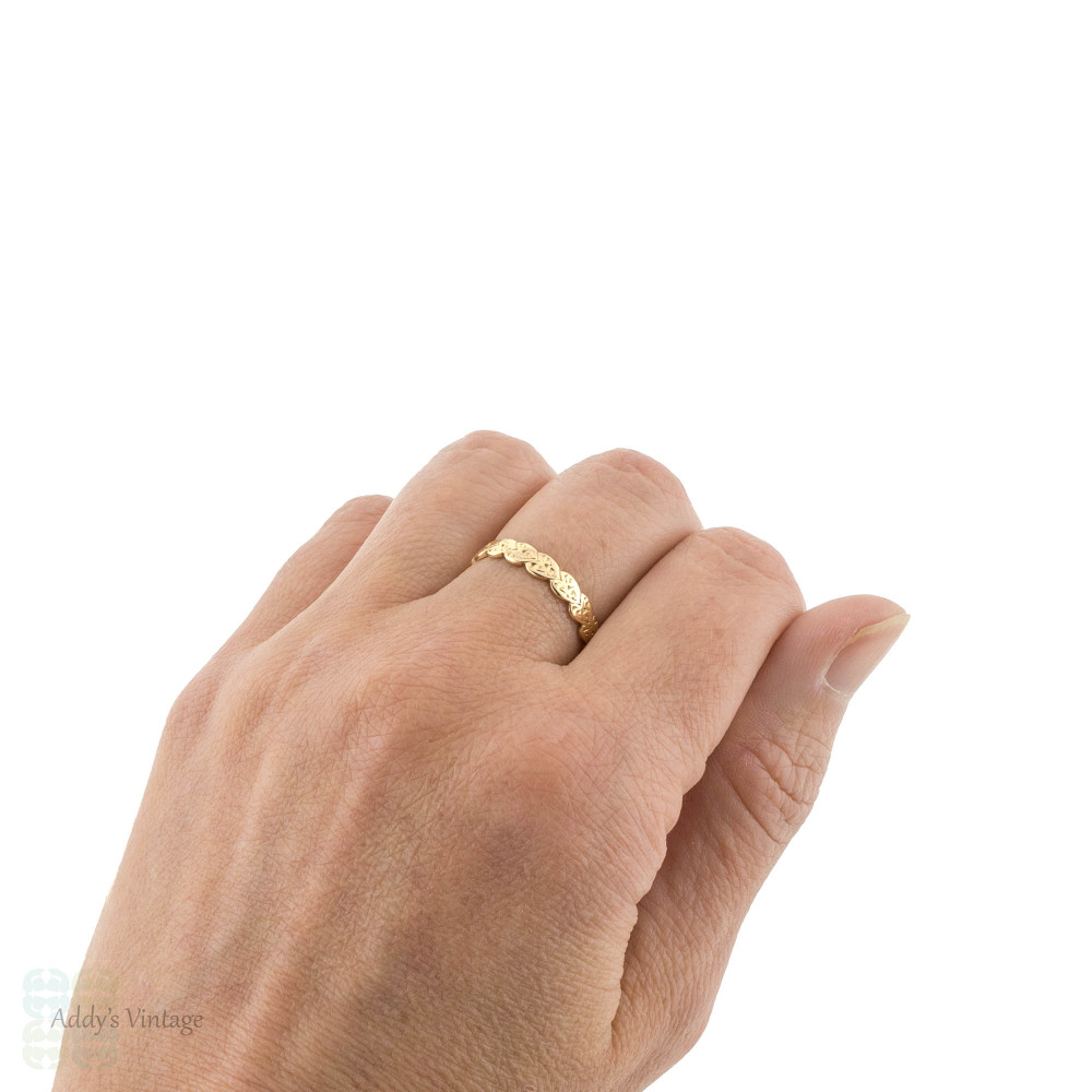 Heart Engraved 18ct Wedding Band, Vintage 1950s Scalloped Edge 18k Ring Size Q / 8.25.