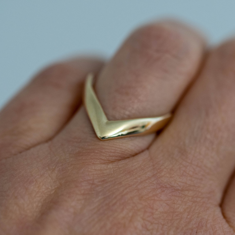 Chevron 9ct 9k Yellow Gold Band, Vintage 1970s Zig Zag Design Shaped Ladies Ring.