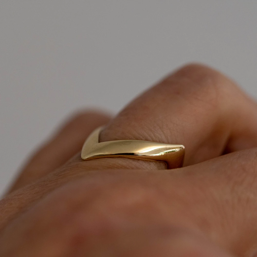 Chevron 9ct 9k Yellow Gold Band, Vintage 1970s Zig Zag Design Shaped Ladies Ring.