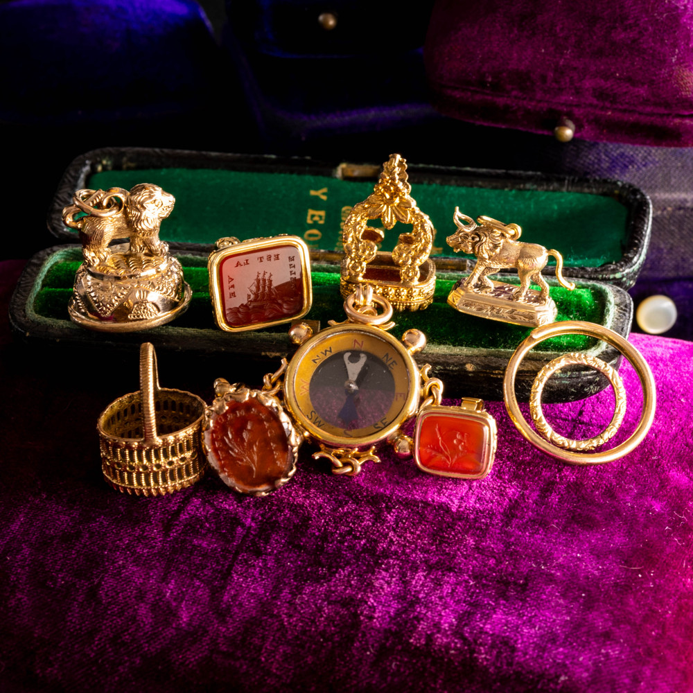 Antique 9ct Lion Fob, Gold Animal Fob Pendant with Carnelian Base.