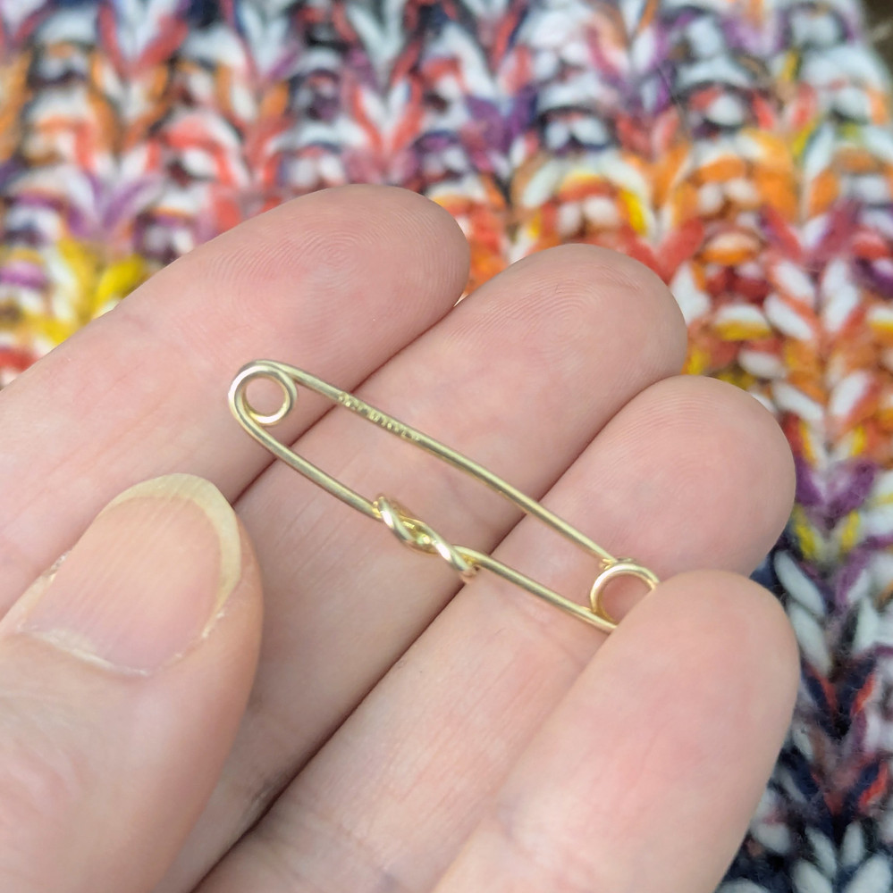 Antique Murrle Bennett 9ct Gold Heart Safety Pin Brooch.