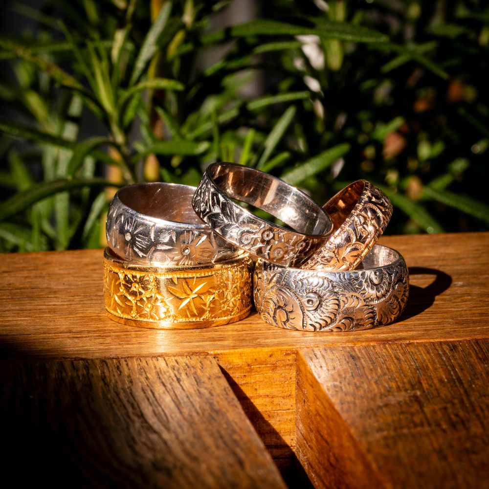 Victorian Engraved 9ct Gold Wide Daisy Flower Ring, Circa 1890s. Size M / 6.25.