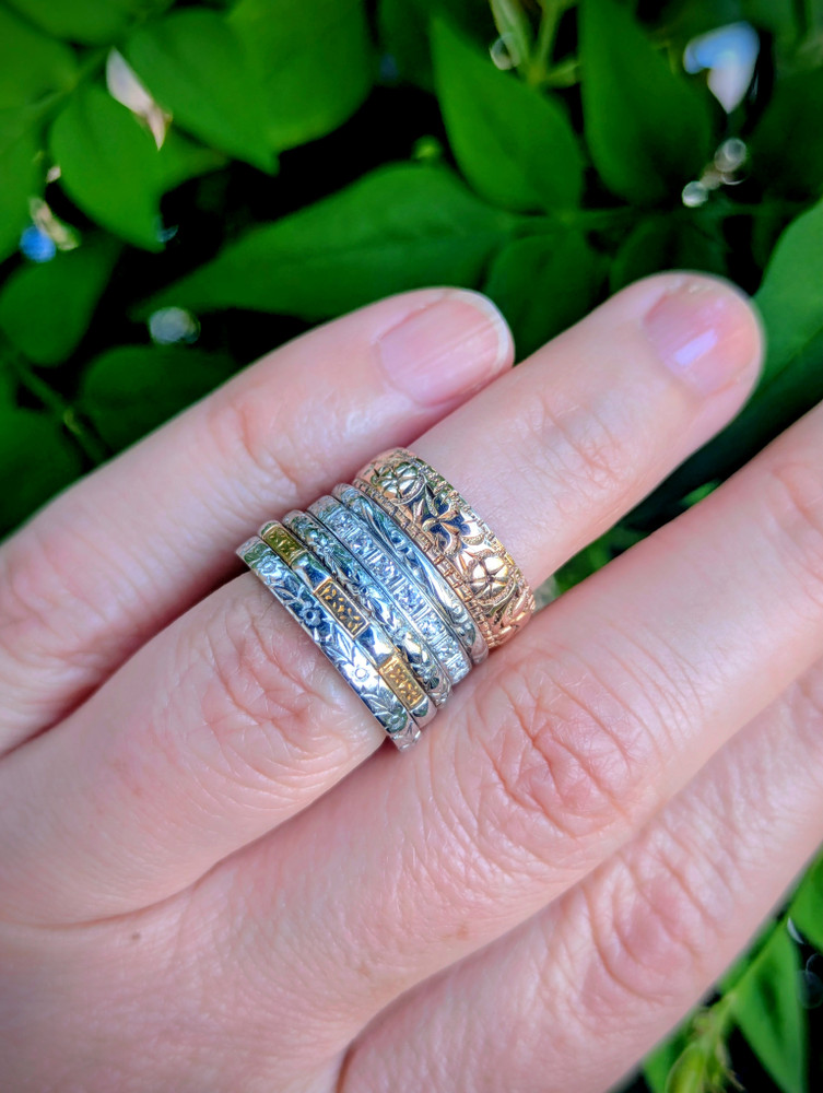 Victorian Engraved 9ct Gold Wide Daisy Flower Ring, Circa 1890s. Size M / 6.25.