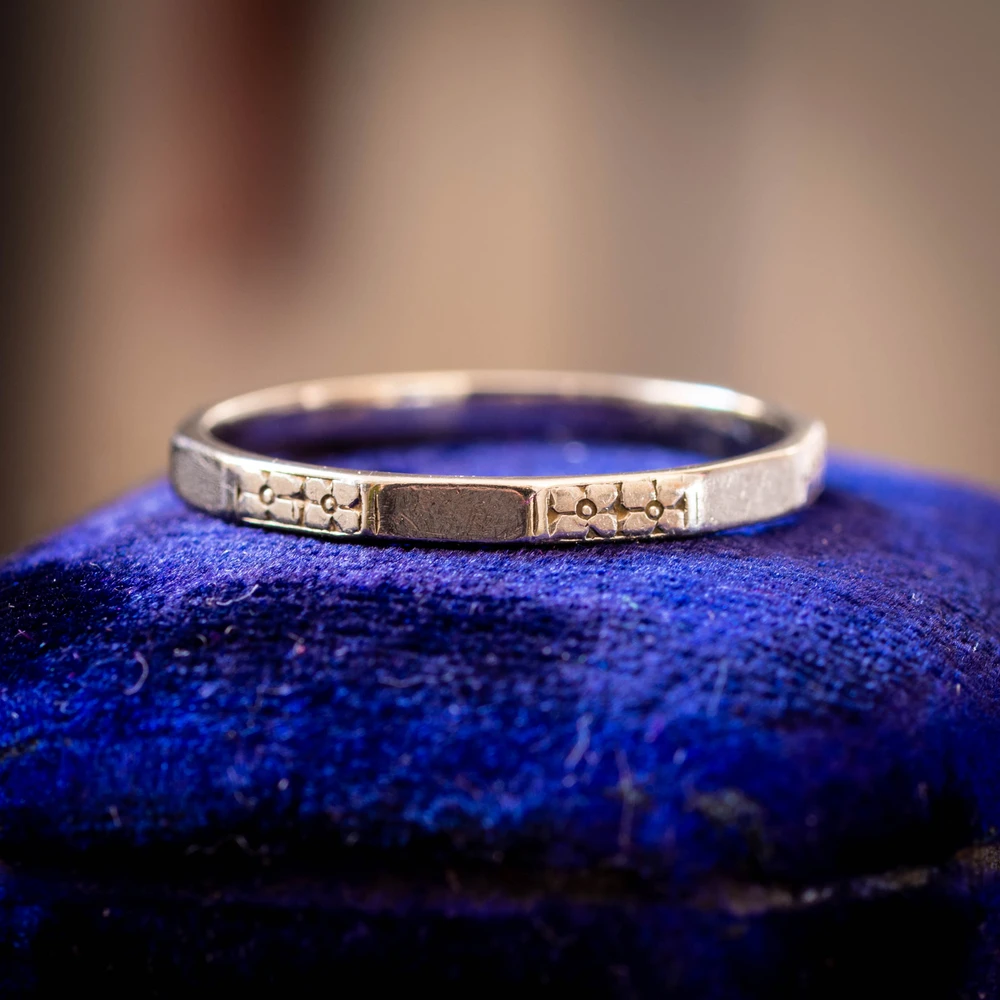Vintage Flower Engraved Platinum Wedding Ring, Size M / 6.25.