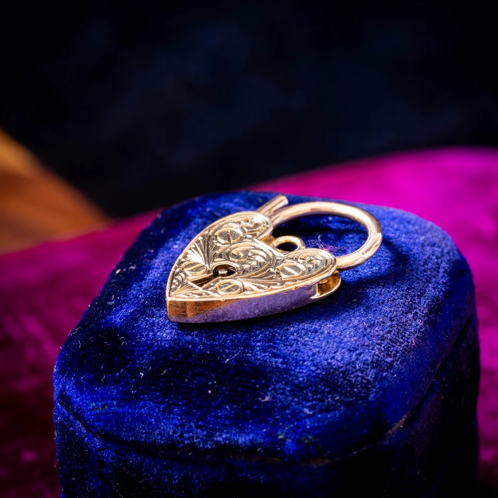 Vintage Hand Engraved 9ct Gold Heart Padlock Pendant Clasp.