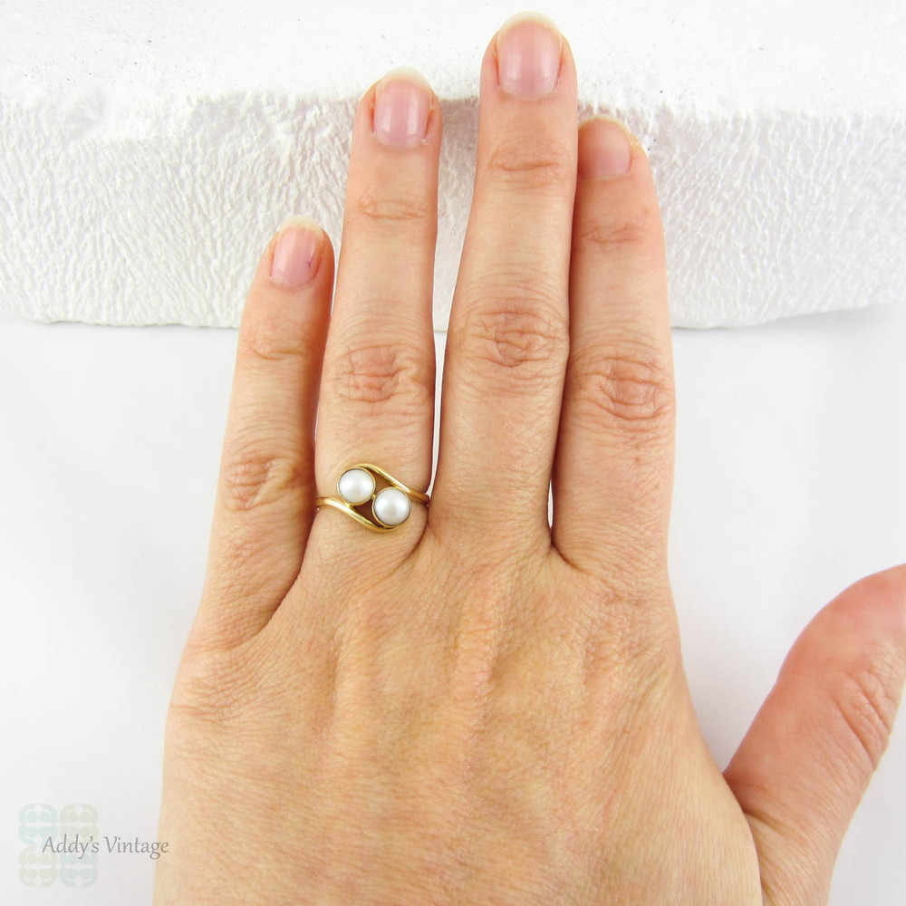 Vintage Pearl Bypass Ring, Double Twin Cultured White Pearl Crossover Style Twist Ring, Toi et Moi Pearl Ring in 18 Carat Yellow Gold.