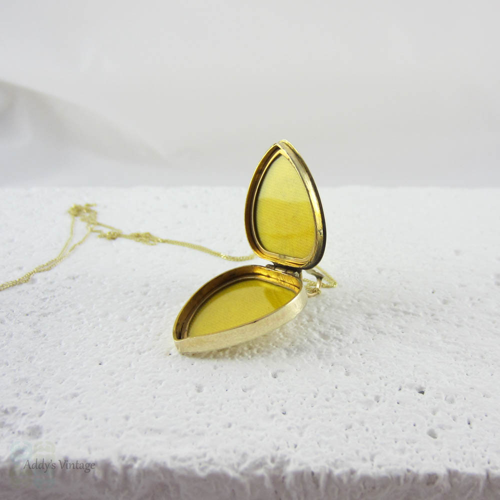 Vintage Heart Shaped Locket. 1940s 9 Carat Gold with Palladium Flourish Design Love Heart Shape Sweetheart Locket Pendant on Chain.