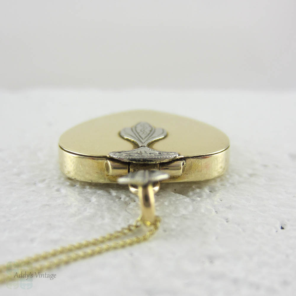 Vintage Heart Shaped Locket. 1940s 9 Carat Gold with Palladium Flourish Design Love Heart Shape Sweetheart Locket Pendant on Chain.