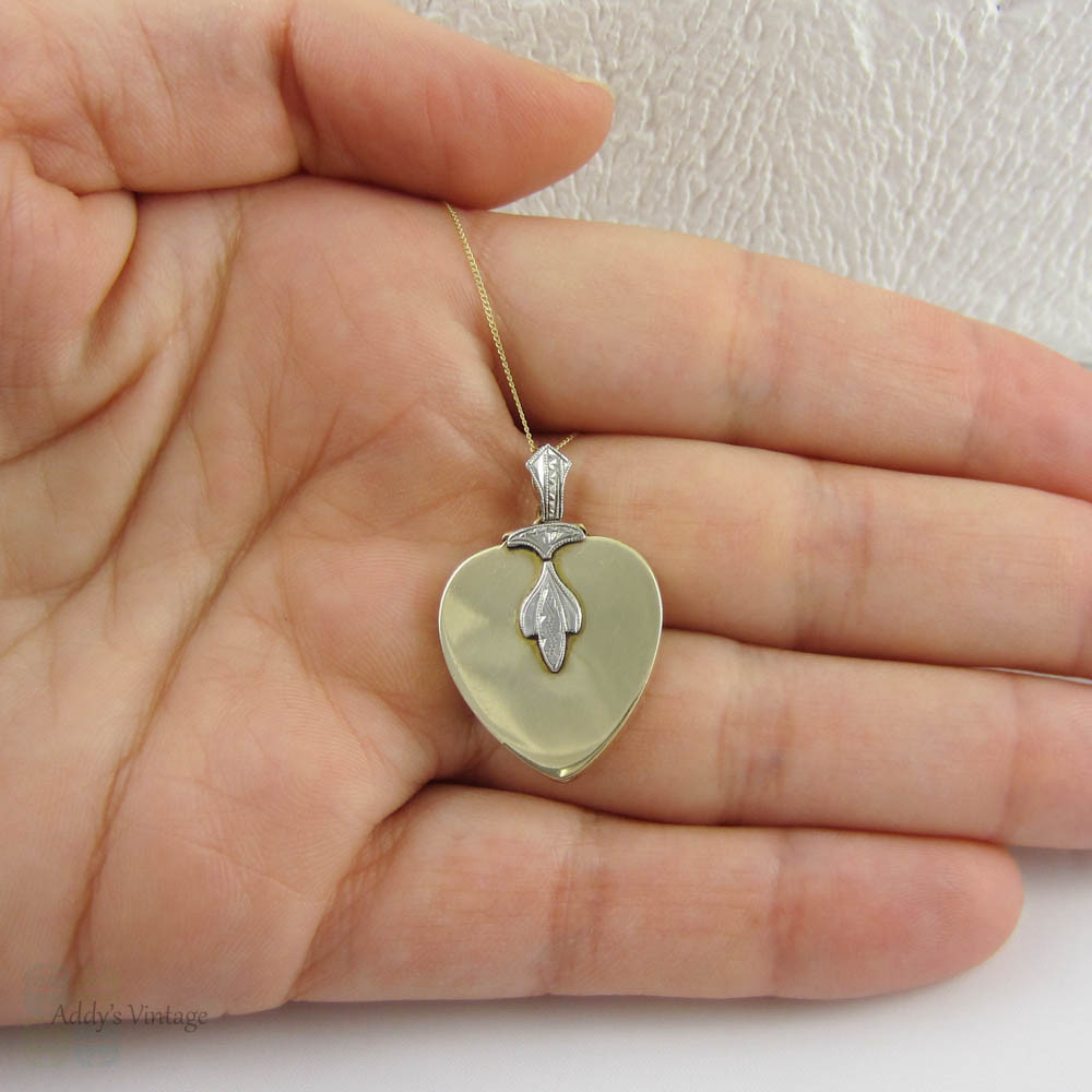 Vintage Heart Shaped Locket. 1940s 9 Carat Gold with Palladium Flourish Design Love Heart Shape Sweetheart Locket Pendant on Chain.
