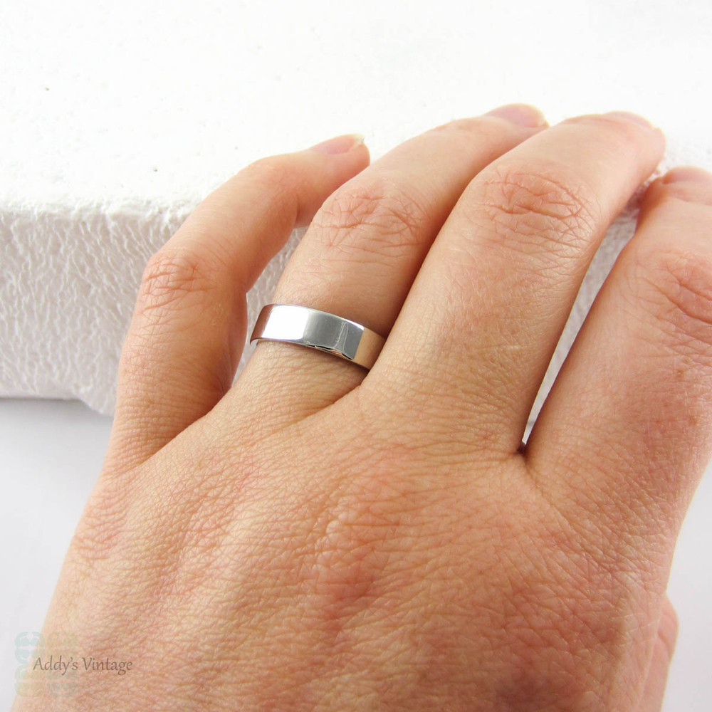 Estate Platinum Wedding Ring, Medium Width 5 mm Wedding Band for Men or Women. Size O / 7.25, 6.4 grams, Circa 1990s.