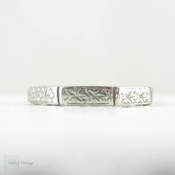 Vintage Floral Engraved Platinum Ring, Wedding Ring in a Faceted Shaped with Foliate Style Engraving. Mid 20th Century, Size I.5, 4.5.