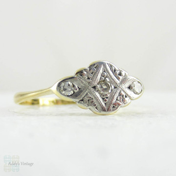 Art Deco Diamond Engagement Ring, Three Stone Diamond Ring in Engraved Setting, 18 Carat Gold & Platinum, Circa 1910s.