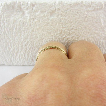 Vintage Engraved Yellow Gold Wedding Ring, Ridged Design Top with Engraved Floral Scroll Design Sides, 14 Carat Gold, Circa 1940s. 
