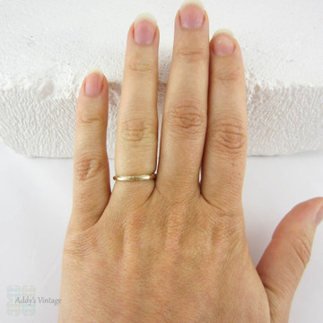 Vintage Engraved Yellow Gold Wedding Ring, Ridged Design Top with Engraved Floral Scroll Design Sides, 14 Carat Gold, Circa 1940s. 