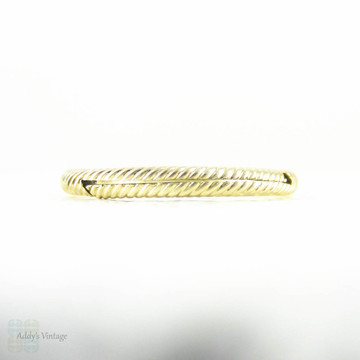 Antique 15 Carat Gold Split Ring. Engraved Spiral Ridged Design Medium Split Ring for Joining Jewellery, Circa 1800s.