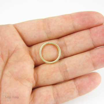 Antique 15 Carat Gold Split Ring. Engraved Spiral Ridged Design Medium Split Ring for Joining Jewellery, Circa 1800s.