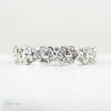 Vintage Floral Design Ring, 18 Carat White Gold Daisy Chain Flower Band, Circa 1990s. Size L / 5.75.