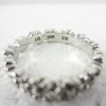 Vintage Floral Design Ring, 18 Carat White Gold Daisy Chain Flower Band, Circa 1990s. Size L / 5.75.