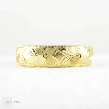 Art Deco 18 Carat Gold Wedding Ring, Engraved Floral Design Man's Flower Pattern Wedding Band, Circa 1920s. Size U / 10.