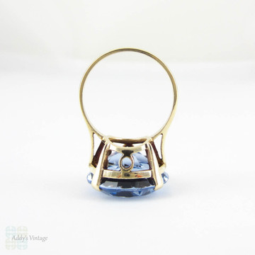 Large Blue Spinel Ring, Vintage Light Blue Synthetic Spinel Cocktail Ring in 9 Carat Yellow Gold, Circa 1970s.