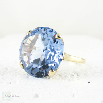 Large Blue Spinel Ring, Vintage Light Blue Synthetic Spinel Cocktail Ring in 9 Carat Yellow Gold, Circa 1970s.
