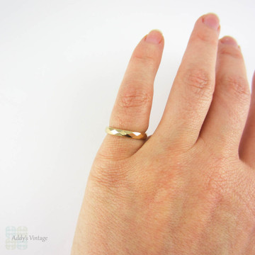 Vintage French Wedding Ring, Faceted Design Mid 20th Century Wedding Band. Circa 1950s, 18 Carat Gold, Size J / 5.