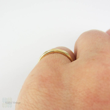 Vintage French Wedding Ring, Faceted Design Mid 20th Century Wedding Band. Circa 1950s, 18 Carat Gold, Size J / 5.