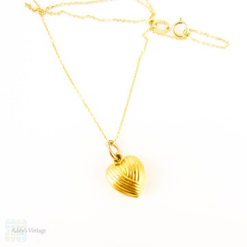 Vintage Heart Charm on 9 Carat Gold Chain, Love Heart Shape. Circa 1960s, 9 Karat Gold.