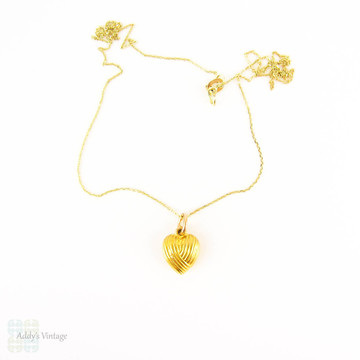 Vintage Heart Charm on 9 Carat Gold Chain, Love Heart Shape. Circa 1960s, 9 Karat Gold.