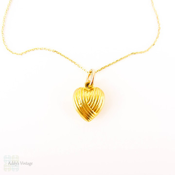 Vintage Heart Charm on 9 Carat Gold Chain, Love Heart Shape. Circa 1960s, 9 Karat Gold.