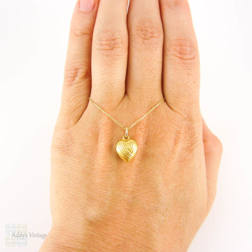 Vintage Heart Charm on 9 Carat Gold Chain, Love Heart Shape. Circa 1960s, 9 Karat Gold.