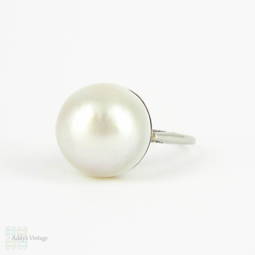 Balance - Vintage Mabe Pearl Ring in Sterling Silver. Large White Mabe Pearl in Delicate Silver Setting, 20th Century.