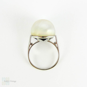 Balance - Vintage Mabe Pearl Ring in Sterling Silver. Large White Mabe Pearl in Delicate Silver Setting, 20th Century.