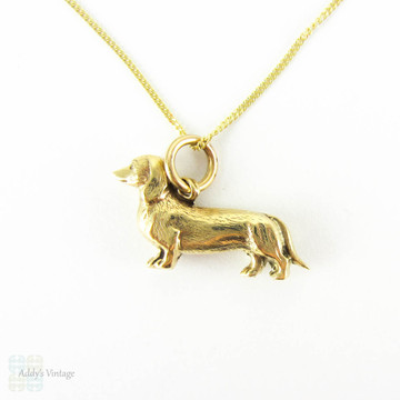 Vintage Dachshund Charm, 9 Carat Yellow Gold Dog Charm on 45.5 cm / 18 inch Gold Chain.