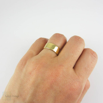 Vintage 18 Carat Gold Wedding Ring, Wide and Heavy 1960s Ladies or Mens Wedding Band. 7.5 mm wide, Size M.5 / 6.5.