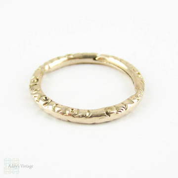 Antique 9 Carat Gold Split Ring. Engraved Floral Design 16.7 mm Split Ring for Charms, Fobs and Chains, Circa Mid 1800s.