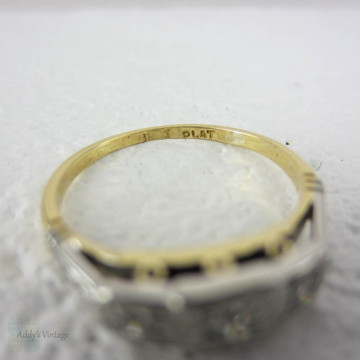 Art Deco Diamond Engagement Ring. Three Stone Trilogy Ring with Engraved Shoulders in Yellow Gold with Platinum Top, Circa 1920s.