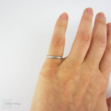 Art Deco Engraved Platinum Wedding Ring, Flower & Leaf Pattern Design. Circa 1920s, Size J.25 / 5.