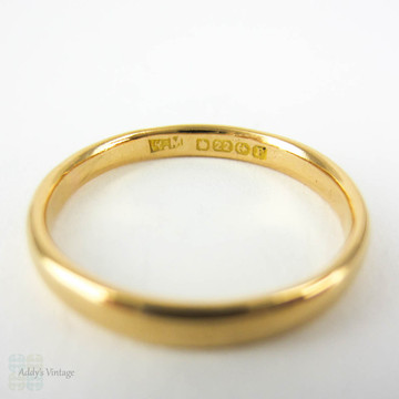 Antique 22 Carat Gold Wedding Ring, Narrow Ladies Yellow Gold Band in Light Court Fit. Fully Hallmarked 1910s, Size K / 5.5.