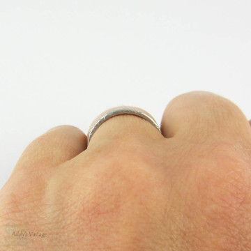 Vintage 1940s Platinum Wedding Ring, Engraved Floral Design Ladies Wedding Band. Size M.5 / 6.5.