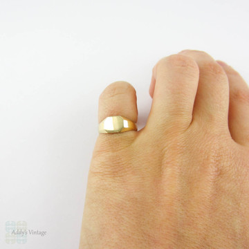 Vintage 18 Carat Gold Signet Ring, Blank Cartouche For Engraving. Mens or Womens Ring, Circa 1940s by Henry Griffith & Sons.